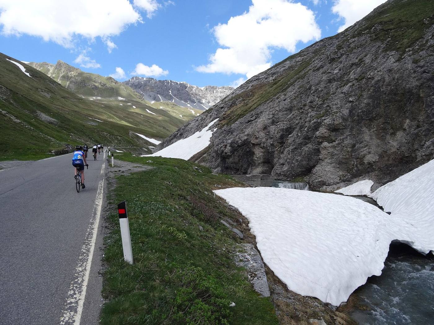 Cyclistes d’une cyclosportive dans une montée vers un col enneigé