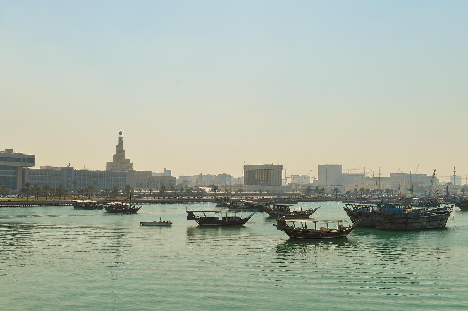 Boutres traditionnels devant le vieux Doha Boutres traditionnels devant le vieux Doha