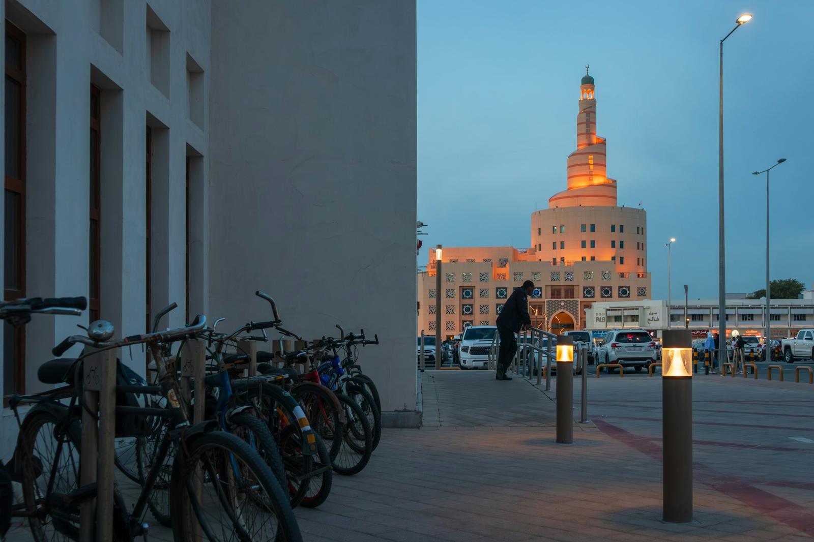 Vélos devant le minaret en spirale de la mosquée Al-Fanar Vélos devant le minaret en spirale de la mosquée Al-Fanar