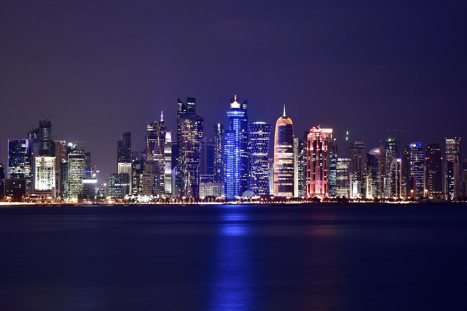 La skyline de West Bay illuminée la nuit La skyline de West Bay illuminée la nuit