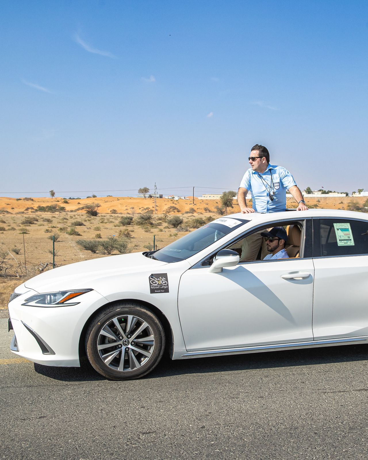 Voiture de l’organisation sur les routes du désert
