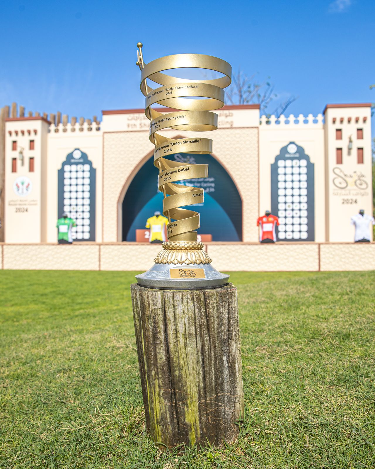 Le trophée du vainqueur devant l’arche du patrimoine